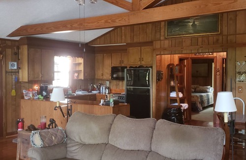 Saulsbury House | Relaxing Lake House Retreat with Spa and Ocean Views