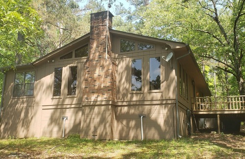 Saulsbury House | Relaxing Lake House Retreat with Spa and Ocean Views