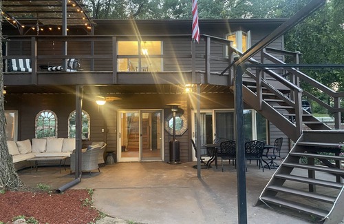 Paris House | Lake House Retreat: Family-Friendly Getaway with Spa & Lake Views
