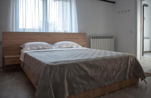 Navodari House | Guest Rated 9.9: Family-Friendly Lake House Getaway