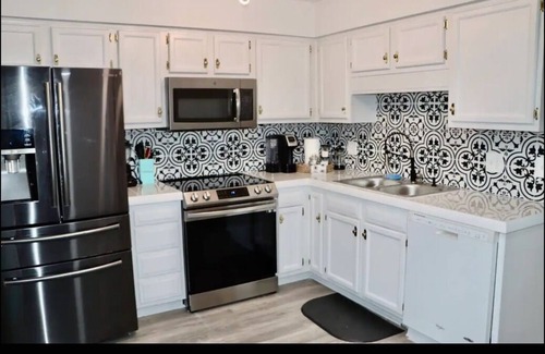East Arlington House | Scenic Lake House Retreat Near the Beach with Spa Amenities