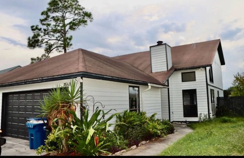 East Arlington House | Scenic Lake House Retreat Near the Beach with Spa Amenities