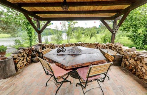 Celje House | Relaxing Lake House Retreat with Ocean View and Pool