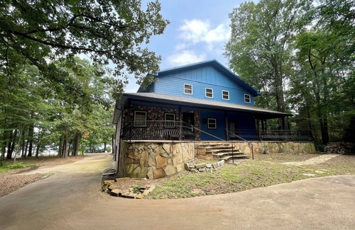 Hawkins House | River Rock Lake House: Pet-Friendly Retreat with Ocean View