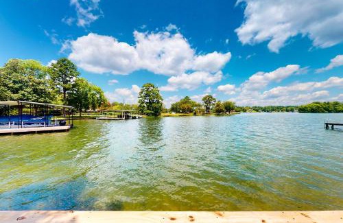 Lake Hamilton House | Lake house with pier and grill