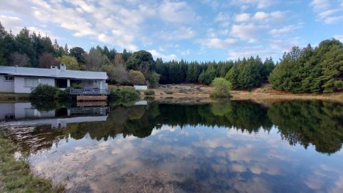 Dullstroom House | Inviting Lake House: 4-Star Retreat with Family-Friendly Amenities