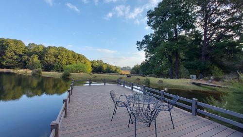 Dullstroom House | Inviting Lake House: 4-Star Retreat with Family-Friendly Amenities