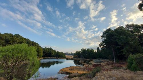 Dullstroom House | Inviting Lake House: 4-Star Retreat with Family-Friendly Amenities