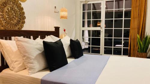 Weerawila House | Discover Great Lake Villa: Pet-Friendly & Family-Ready Stay