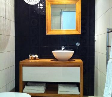 Karapiro Cabin | Experience Lake Karapiro Lodge: 5-Star Retreat with Pool