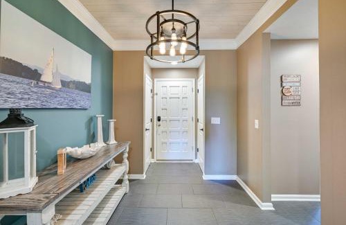 Salem Apartment | Lake Keowee Condo with Balcony & Poolside Relaxation