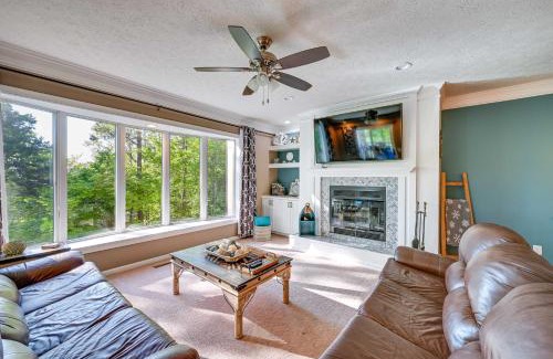 Salem Apartment | Lake Keowee Condo with Balcony & Poolside Relaxation