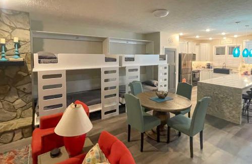 Salem Apartment | Relaxing Lake Keowee Resort Condo with Pool and Balcony