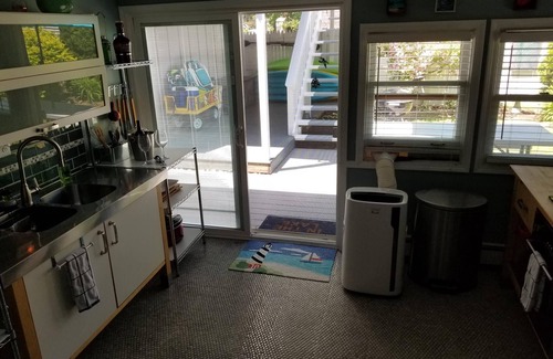 Fort Gratiot Cottage | Experience Lake Life: Cabin Comfort with Oceanfront Views