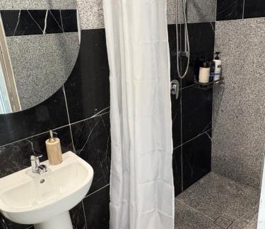 Morisset Cabin | Lake Macquarie Manor: Guest Rated 9.3, Family-Friendly Stay
