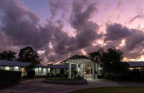 Morisset Cabin | Lake Macquarie Manor: Guest Rated 9.3, Family-Friendly Stay
