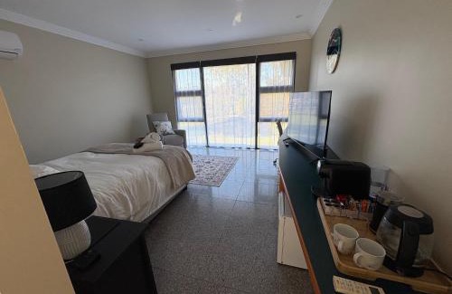 Morisset Cabin | Lake Macquarie Manor: Guest Rated 9.3, Family-Friendly Stay