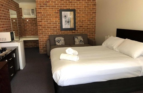 Marks Point Hotel | Pet-Friendly Getaway at Lake Macquarie Motor Inn