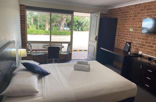 Marks Point Hotel | Pet-Friendly Getaway at Lake Macquarie Motor Inn