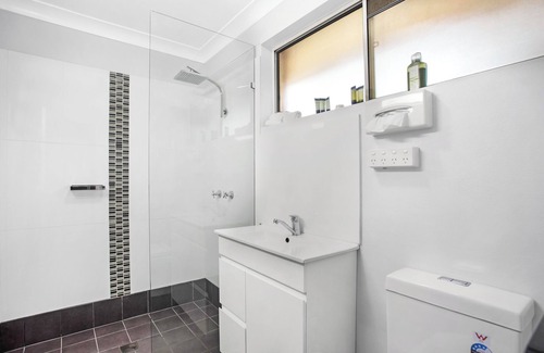 Marks Point Hotel | Discover Lake Macquarie Motor Inn: Family-Friendly Retreat