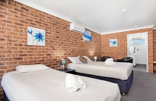 Marks Point Hotel | Discover Lake Macquarie Motor Inn: Family-Friendly Retreat