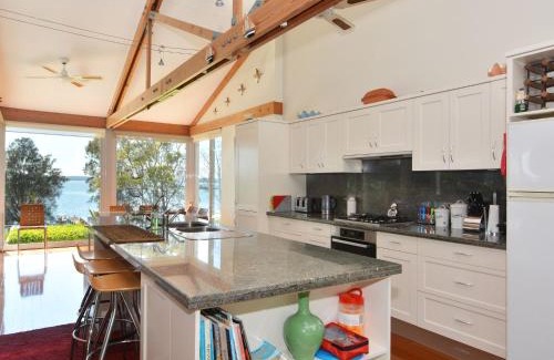 Morisset Park House | Discover Edgewater Lakehouse: Family-Friendly Retreat