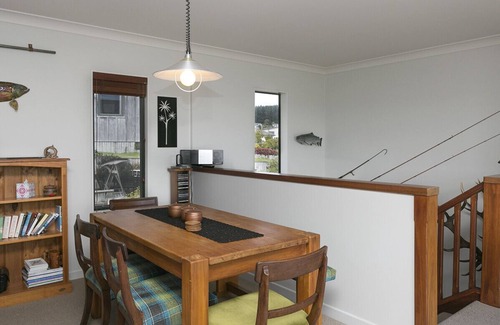 Motuoapa Cottage | Family-Friendly Lake Magic - Motuoapa Holiday Home Awaits