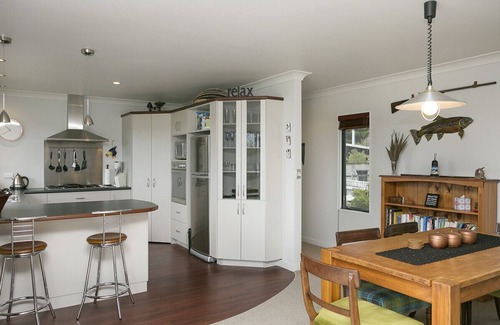 Motuoapa Cottage | Family-Friendly Lake Magic - Motuoapa Holiday Home Awaits
