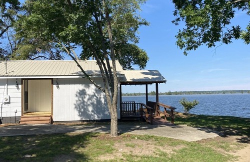 Calhoun County House | Scenic Lake Marion Lakehouse with Breathtaking Views