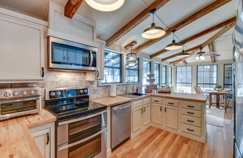 Smith Mountain Estates Cabin | Unforgettable Lake Martin Retreat with Beach & Boat Dock