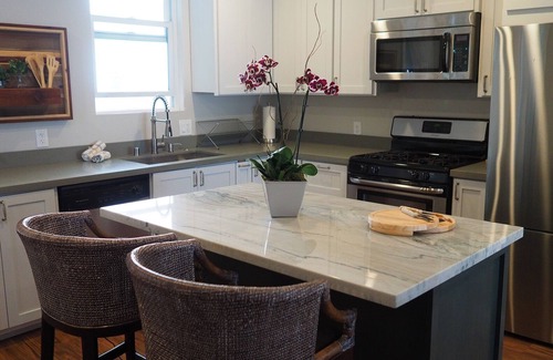 Oakland Apartment | Lake Merritt Beauty: Pet Friendly with Ocean Views & WIFI