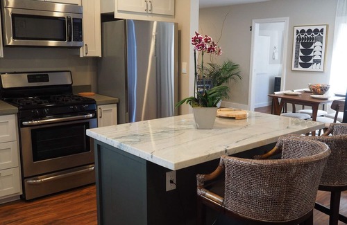 Oakland Apartment | Lake Merritt Beauty: Pet Friendly with Ocean Views & WIFI