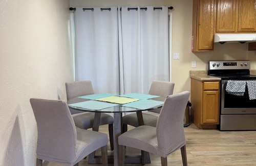 Adams Point Condo | Lake Merritt Large 2-bedroom/2-bathrooms condo in charming Oakland with WiFi