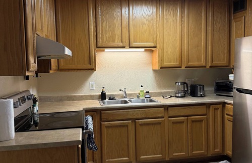 Adams Point Condo | Lake Merritt Large 2-bedroom/2-bathrooms condo in charming Oakland with WiFi