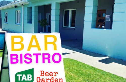 Mulwala Hotel | Family-Friendly Retreat at Lake Mulwala Hotel with Breakfast