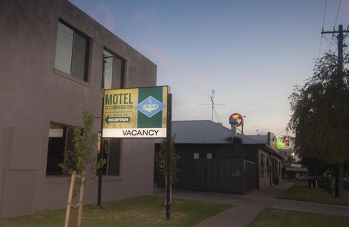 Mulwala Hotel | Family-Friendly Retreat at Lake Mulwala Hotel with Breakfast