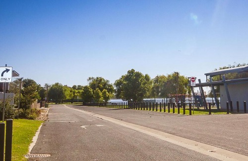 Mulwala Hotel | Family-Friendly Retreat at Lake Mulwala Hotel with Breakfast