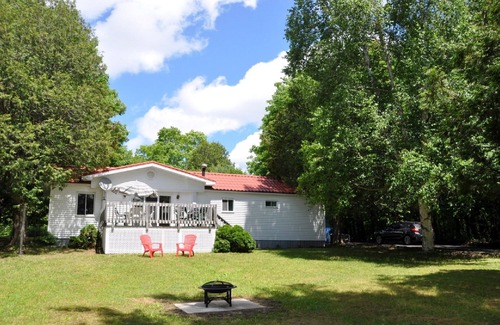Bala House | Charming Cottage with Beach Access on Lake Muskoka