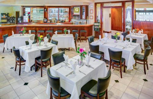 Folsom Hotel | Discover Lake Natoma Inn: Family-Friendly with Pool & Dining