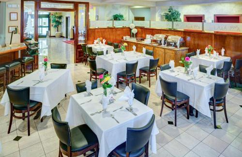 Folsom Hotel | Discover Lake Natoma Inn: Family-Friendly with Pool & Dining