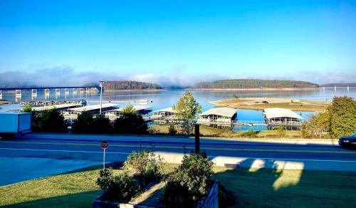Henderson Hotel | Experience Lake Norfork Resort: Pet-Friendly Getaway