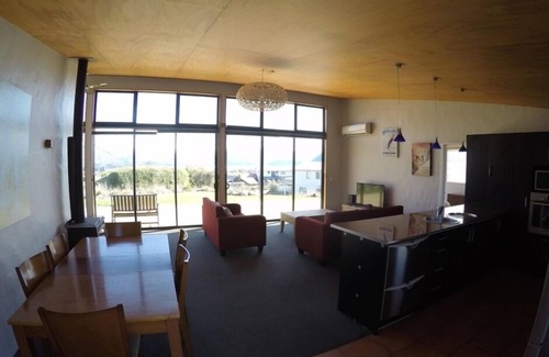 Wanaka House | Beautiful Lake Views at Mataraki with Family-Friendly Amenities
