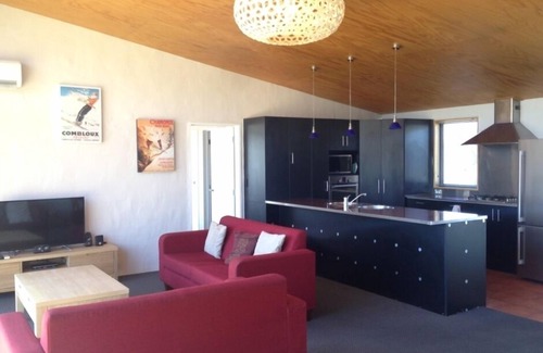 Wanaka House | Beautiful Lake Views at Mataraki with Family-Friendly Amenities
