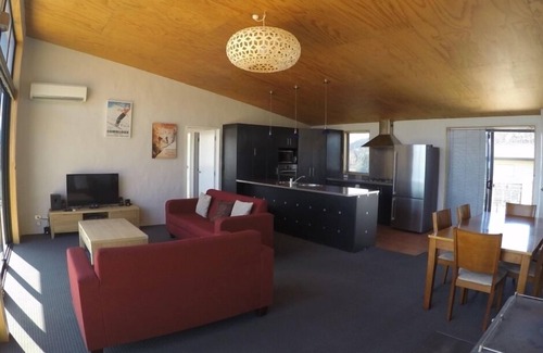 Wanaka House | Beautiful Lake Views at Mataraki with Family-Friendly Amenities
