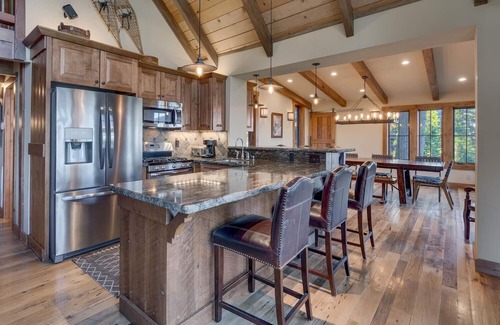 Talmont House | Discover Lake Of The Sky: Premier Lakeview Retreat with Spa