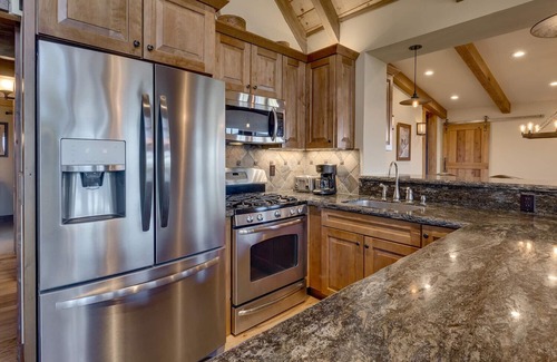 Talmont House | Discover Lake Of The Sky: Premier Lakeview Retreat with Spa