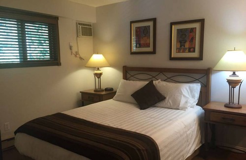 Central Okanagan Resort | Relaxing Lake Okanagan Resort: Beachfront Condo Retreat
