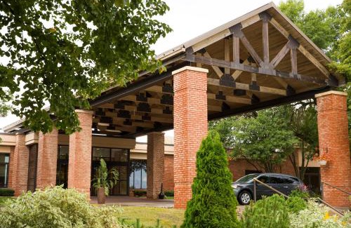Okoboji Hotel | Pet-Friendly Lake Okoboji Resort with Oceanfront Views