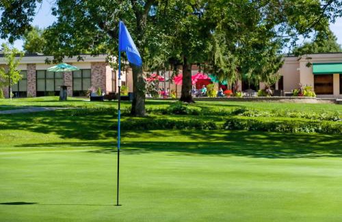 Okoboji Hotel | Pet-Friendly Lake Okoboji Resort with Oceanfront Views