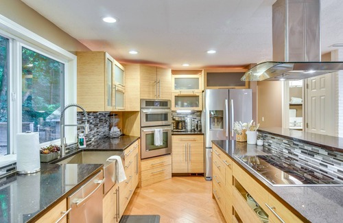 Palisades House | Top-Rated Lake Oswego Retreat with Spa & Breakfast Near Portland
